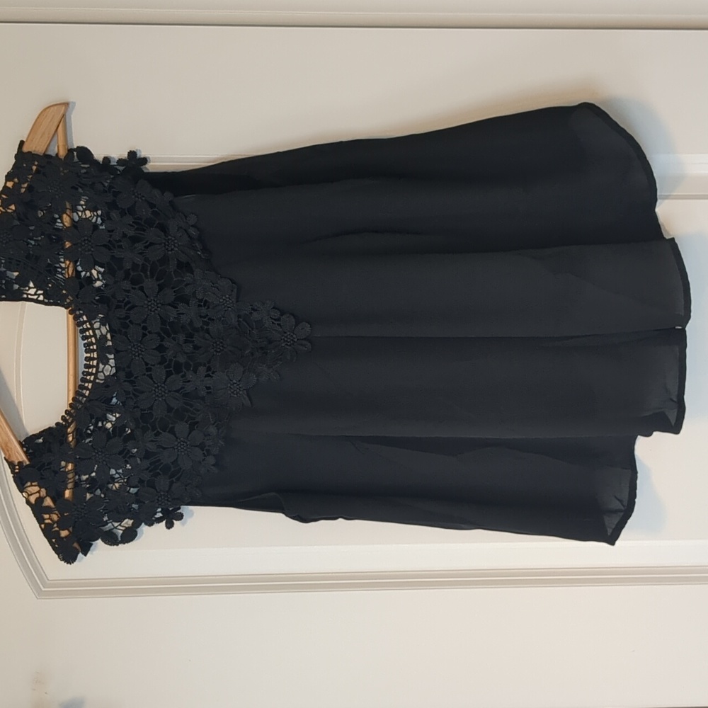 Tank top size large,‎ with gorgeous applique detailing